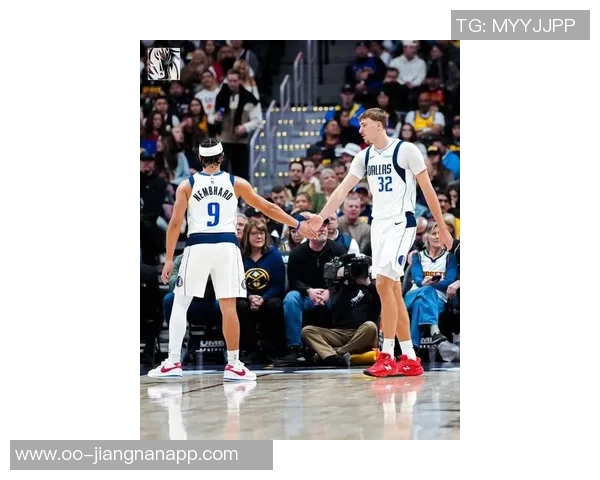 浓眉强调团队配合的重要性呼吁多传导球以创造更多得分机会 浓眉强调团队配合的重要性呼吁多传导球以创造更多得分机会